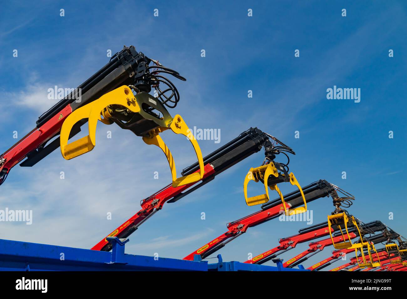 Kranmanipulator mit einem Greifer auf der Plattform des Staplers. Eine Reihe neuer Geräte, bereit zum Arbeiten. Nahaufnahme des Greifers. Stockfoto