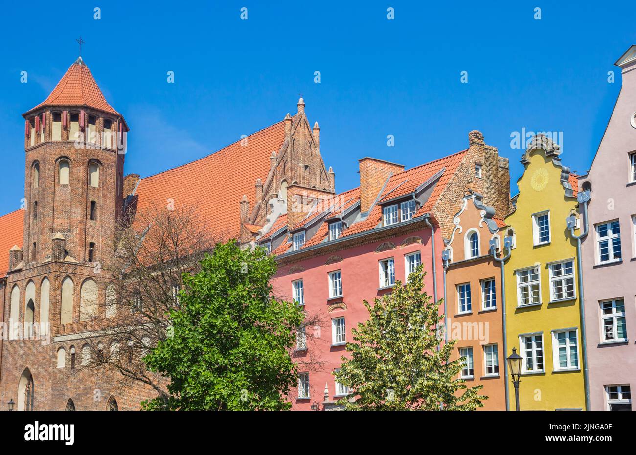 Turm der Mikolaja-Kirche und bunte Häuser in Danzig, Polen Stockfoto