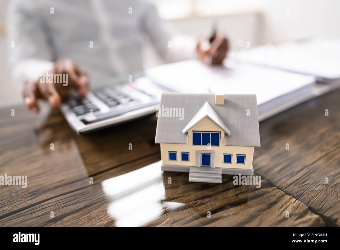 Steuerrechnung Für Hauseigentum Und Kreditrechner Für Bankkredite Stockfoto