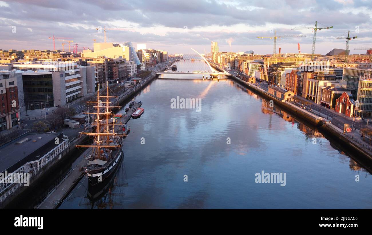 Eine Luftaufnahme der fabelhaften Samuel Beckett Bridge mit modernen Gebäuden in Dublin, Irland Stockfoto