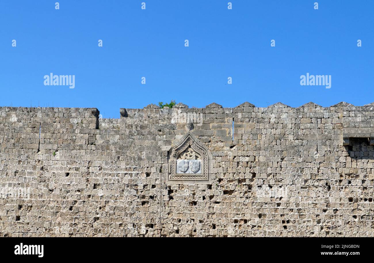 Alte Stadtmauern, in der Nähe des Hafens. Rhodos-Stadt. Frühjahr 2022. Mai. Stockfoto