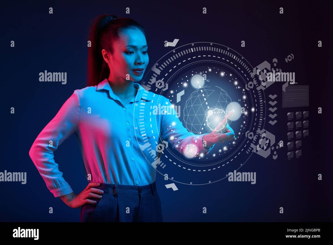 Schöne vietnamesische Geschäftsfrau mit moderner Schnittstelle Stockfoto