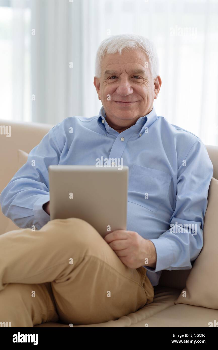 Porträt eines glücklichen älteren Mannes mit Tablet-Computer Stockfoto