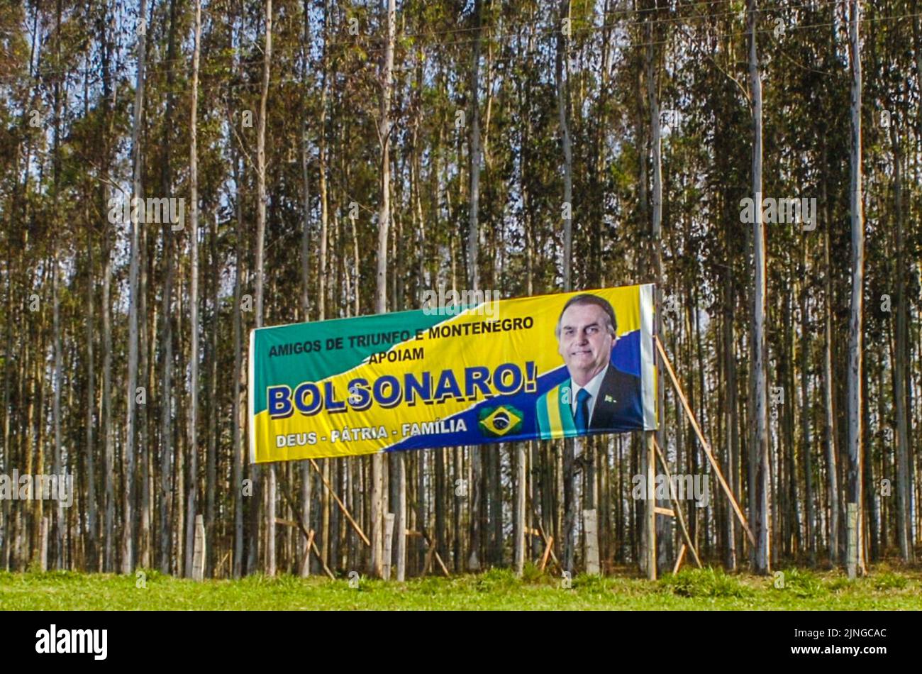 Triunfo, Brasilien. 03. August 2022. Plakatwand zur Unterstützung von Präsident Jair Bolsonaro (PL) in Triunfo, RS, am BR386, Bundesstaat Rio Grande do Sul. Kredit: Omar de Oliveira/FotoArena/Alamy Live Nachrichten Stockfoto