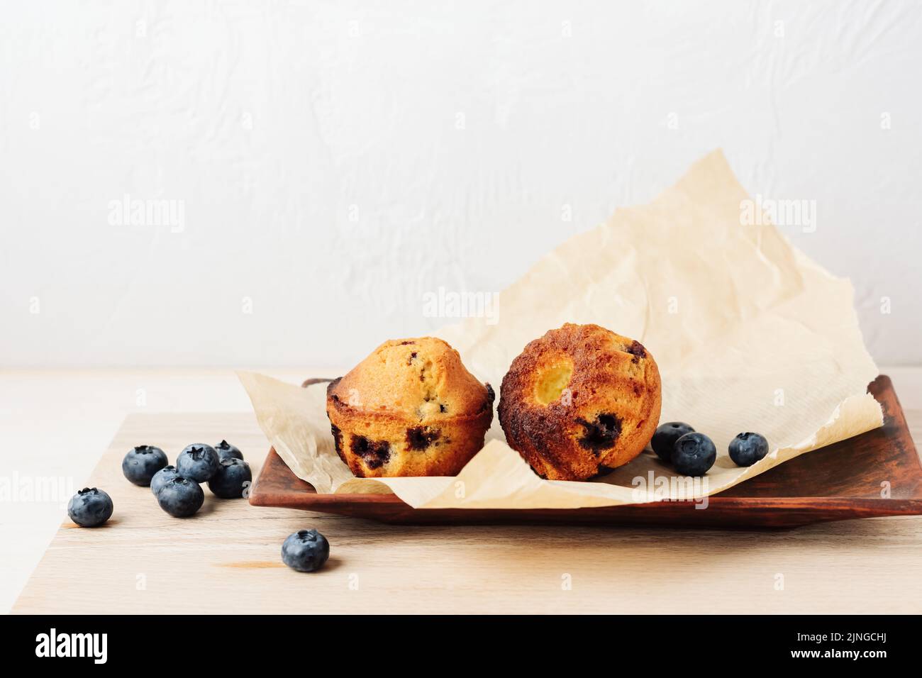 Zwei Mini-Blaubeerkuchen auf einem Tablett Stockfoto