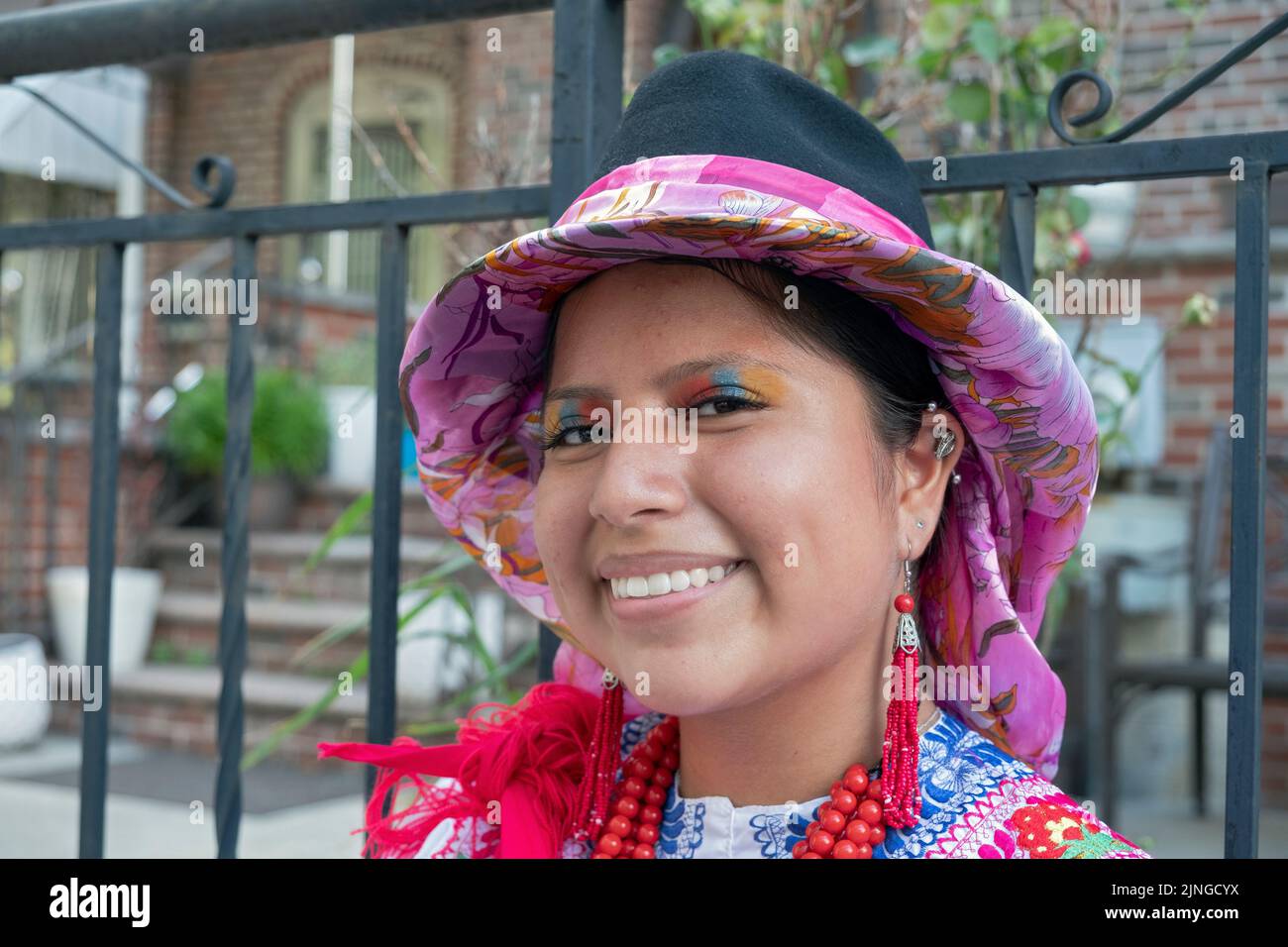 Nahaufnahme des Porträts eines Mitglieds von Jatary Muzhucuna, einer ecuadorianischen amerikanischen Musik- und Tanzgruppe mit buntem Eyeliner. In Jackson Heights, NYC. Stockfoto