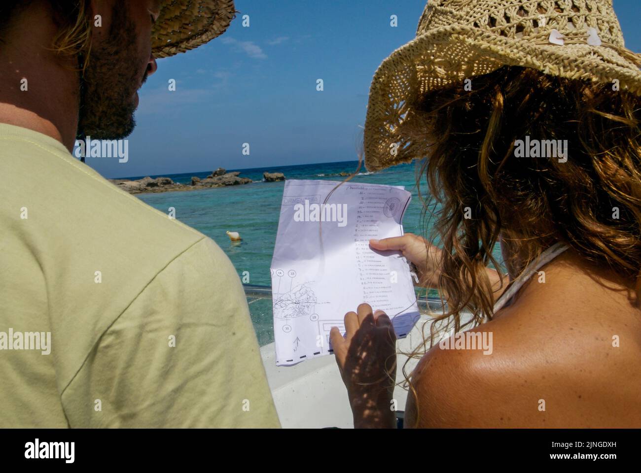 Ein Paar genießt eine Yacht-Fahrt in Formentera, Spanien Stockfoto