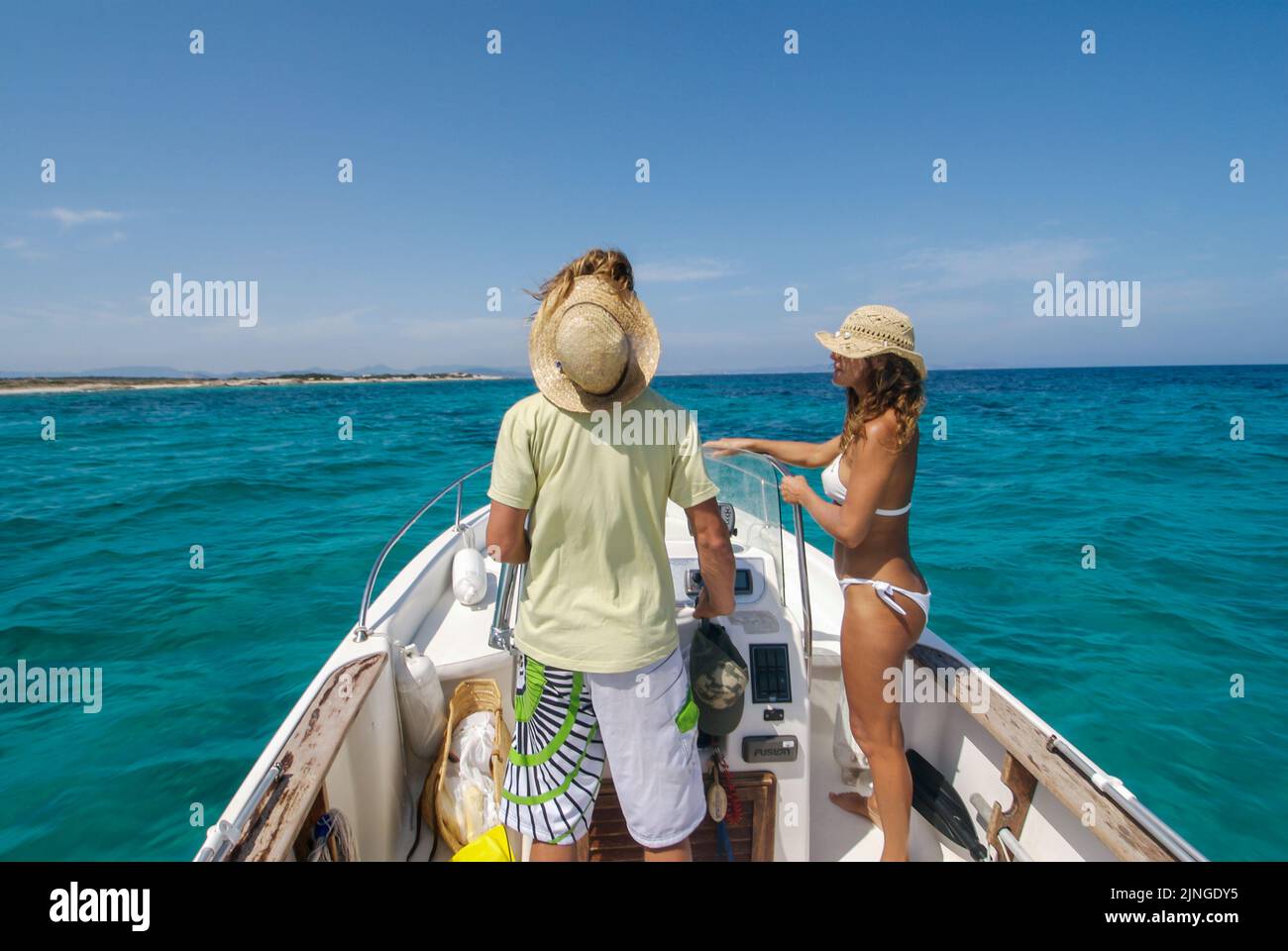 Ein Paar genießt eine Yacht-Fahrt in Formentera, Spanien Stockfoto