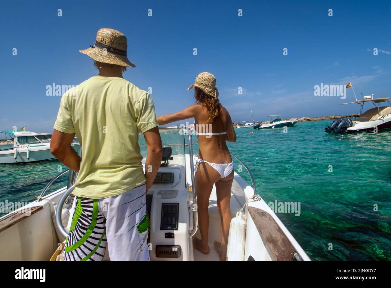 Ein Paar genießt eine Yacht-Fahrt in Formentera, Spanien Stockfoto