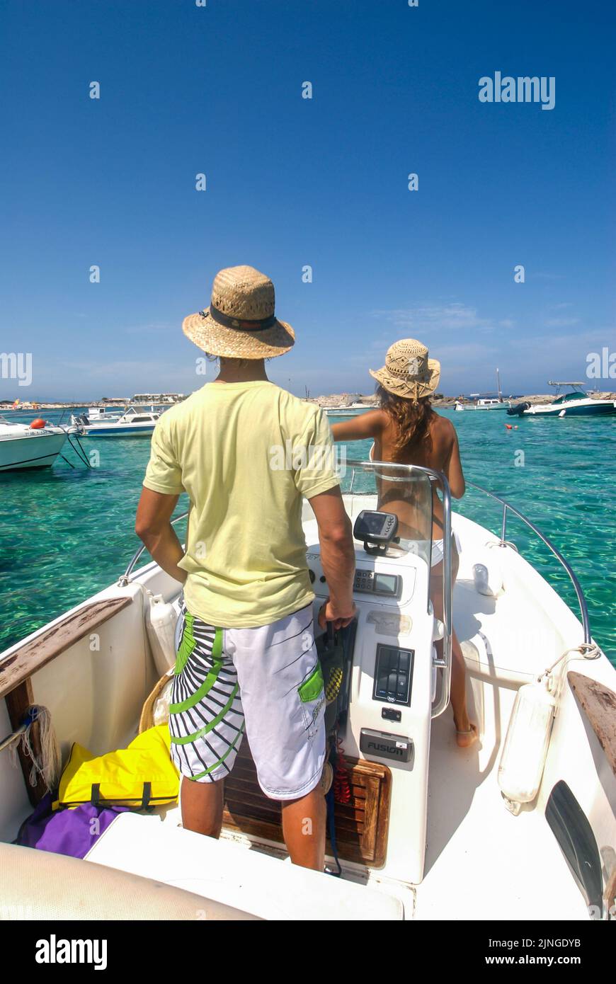 Ein Paar genießt eine Yacht-Fahrt in Formentera, Spanien Stockfoto