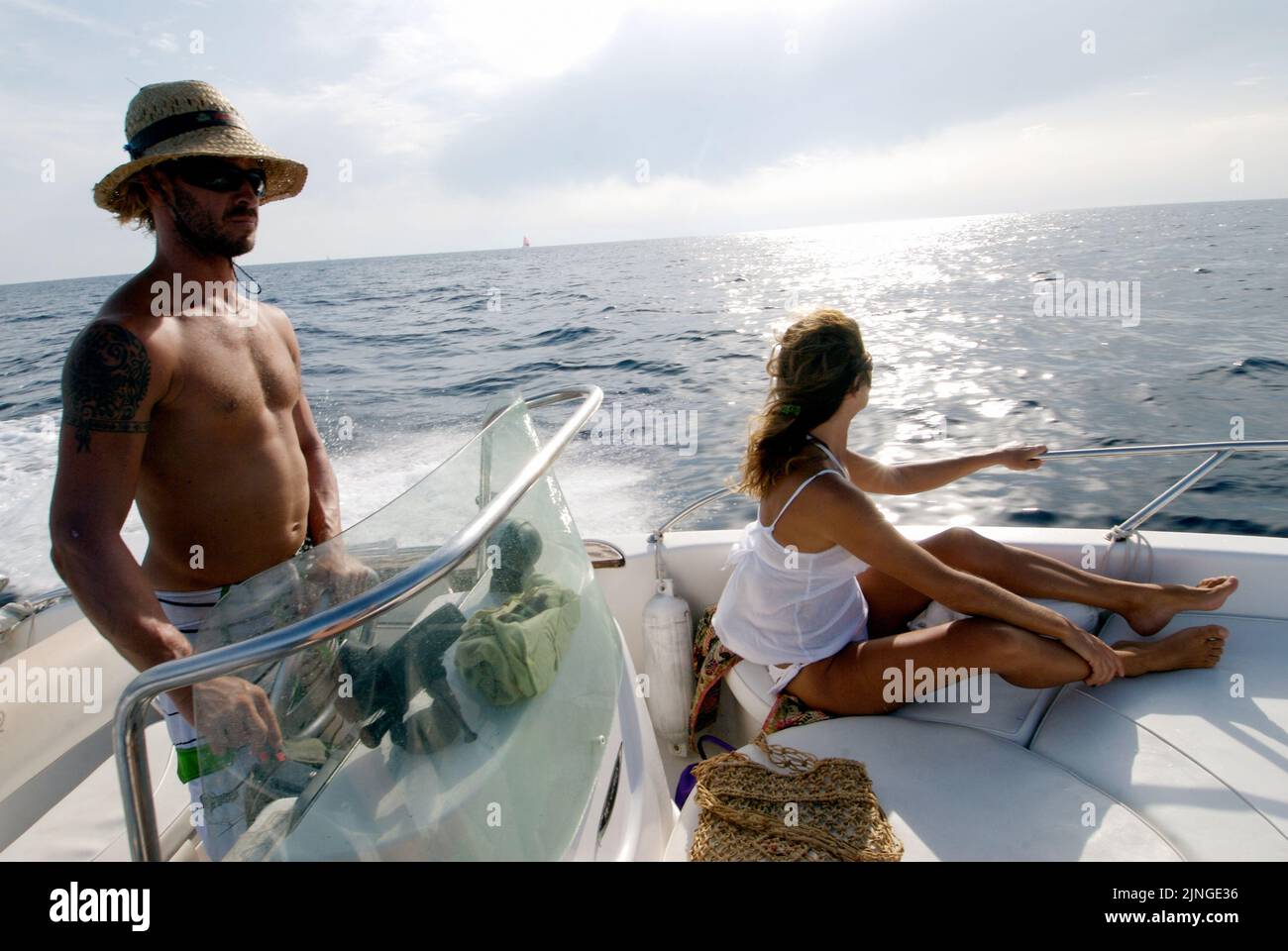 Ein Paar genießt eine Yacht-Fahrt in Formentera, Spanien Stockfoto