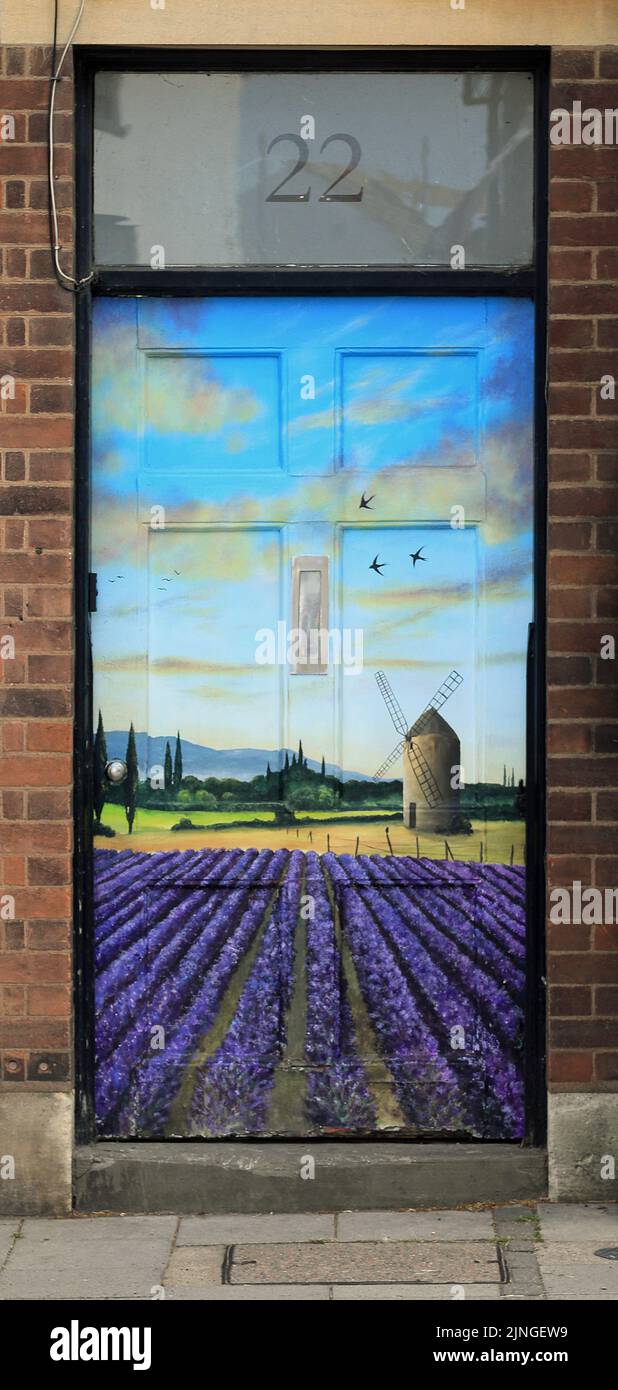 Ein Wandgemälde, das eine Lavendelfarm zeigt, gemalt auf einer Tür in Tewkesbury, Großbritannien Stockfoto