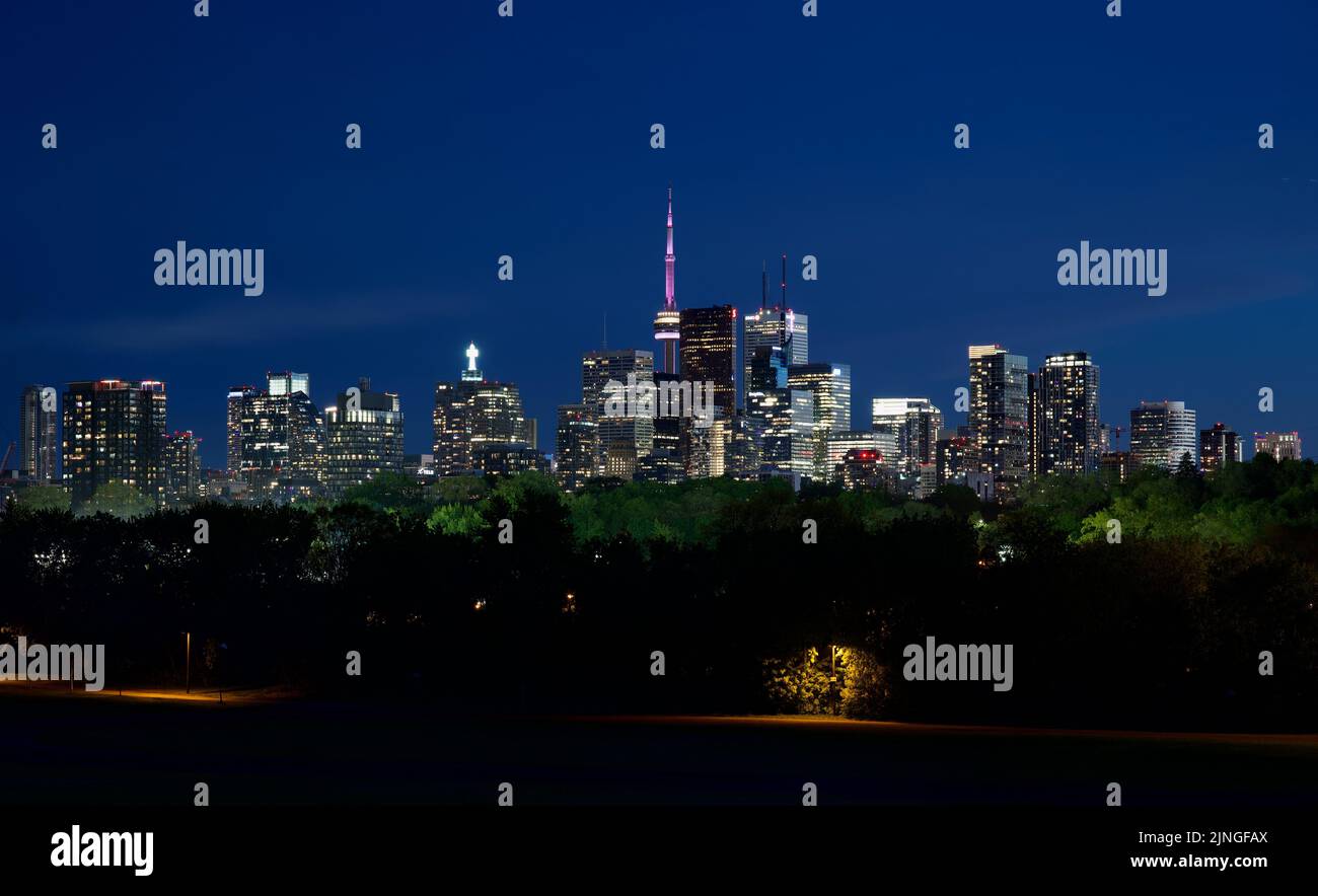 Der Riverdale Park bei Nacht vor dem Hintergrund der Stadtlandschaft von Toronto Stockfoto
