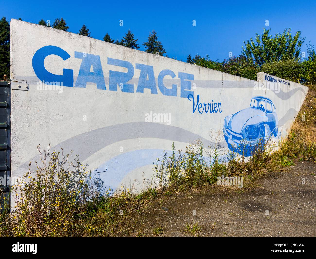Verblasste Werbegrafik des Autos von Chabenet an der Wand einer geschlossenen Garage - Le-Pont-Chretien-Chabenet, Indre (36), Frankreich. Stockfoto