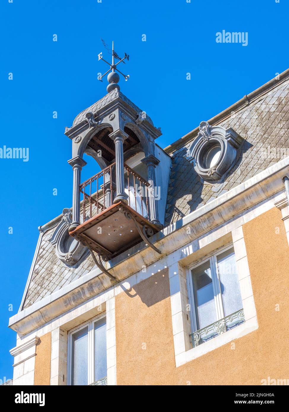 Alte Aussichtsplattform über dem Haus mit Blick auf die Grande Rue, Argenton-sur-Creuse, Indre (36), Frankreich. Stockfoto