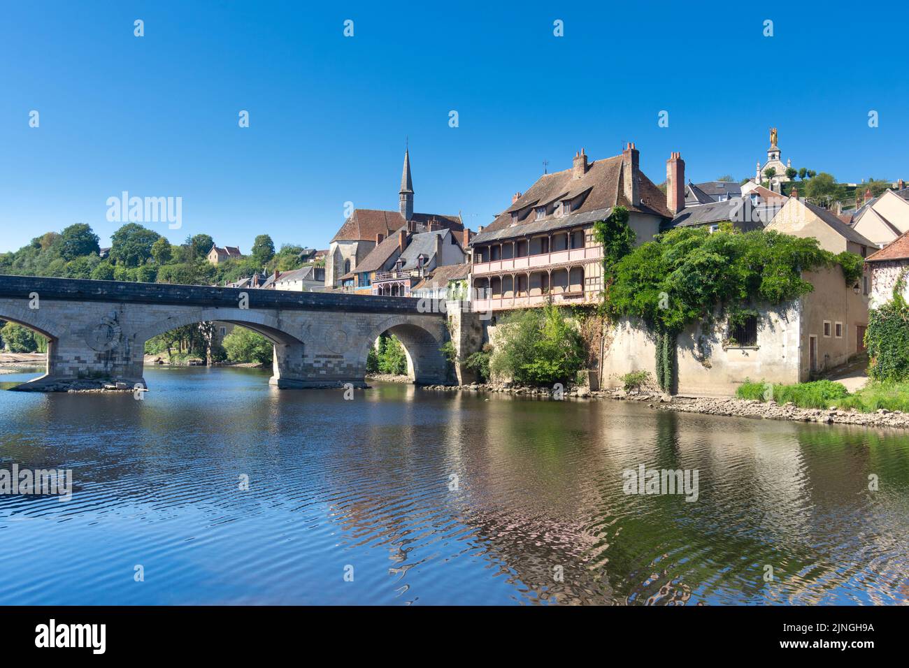 Bogensteinbrücke über den Fluss Creuse in Argenton-sur-Creuse, Indre (36), Frankreich. Stockfoto