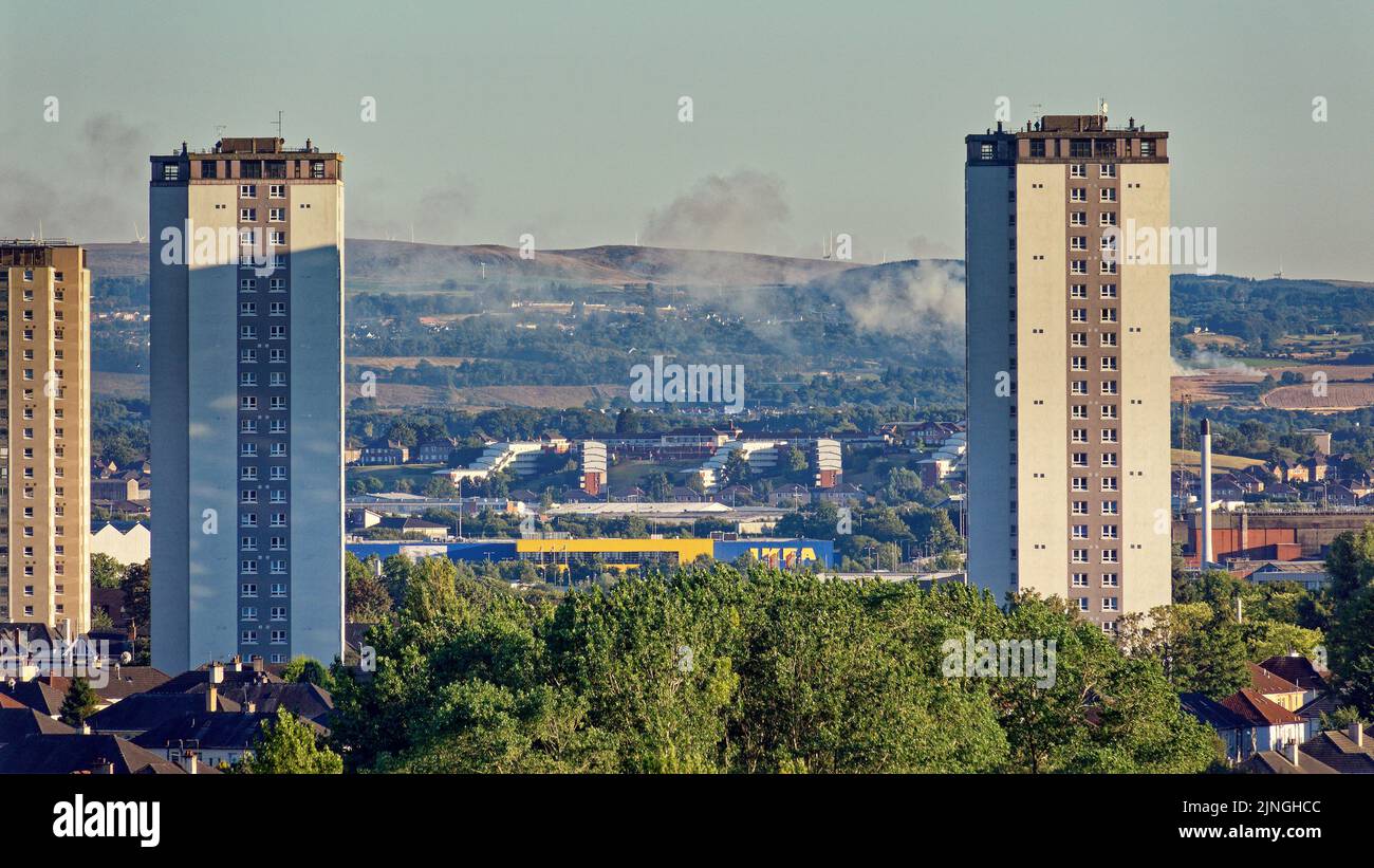 Glasgow, Schottland, Großbritannien. 11. August 2022. Wetter in Großbritannien: Bei sonnigem Wetter wurde das erste Waldfeuer im Süden der Stadt im Darnley Park Country Park ausgelöst, als das aride Gras eine Rauchwolke in Richtung des südlichen Zentrums der Stadt verursachte, das aus fünf Meilen Entfernung abgebildet wurde. Quelle: gerard Ferry/Alamy Live News Stockfoto