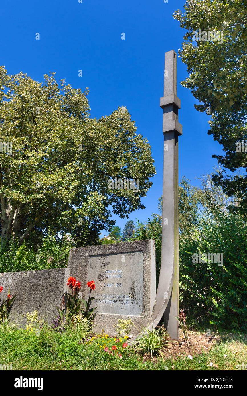 Modernes Stahldenkmal für die 40 Passagiere, die beim Eisenbahnunfall 1985 in Argenton-sur-Creuse, Indre (36), Frankreich, ums Leben kamen. Stockfoto