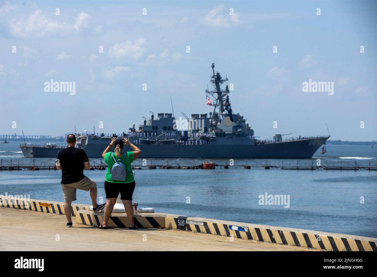 Familienmitglieder beobachten, wie der US Navy Arleigh Burke-Klasse Lenkraketen-Zerstörer USS Bulkeley Naval Station Norfolk während Routineoperationen am 4. August 2022 in Norfork, Virginia, verlässt. Stockfoto
