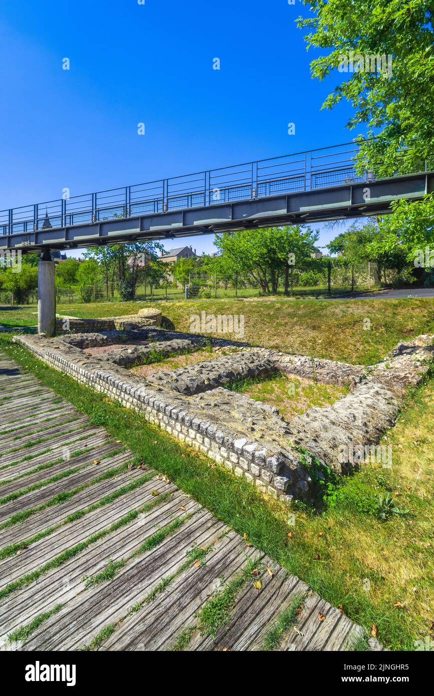 Erhöhter Fußweg zum Archäologischen Museum Argentomagus, Saint-Marcel, Indre (36), Frankreich. Stockfoto