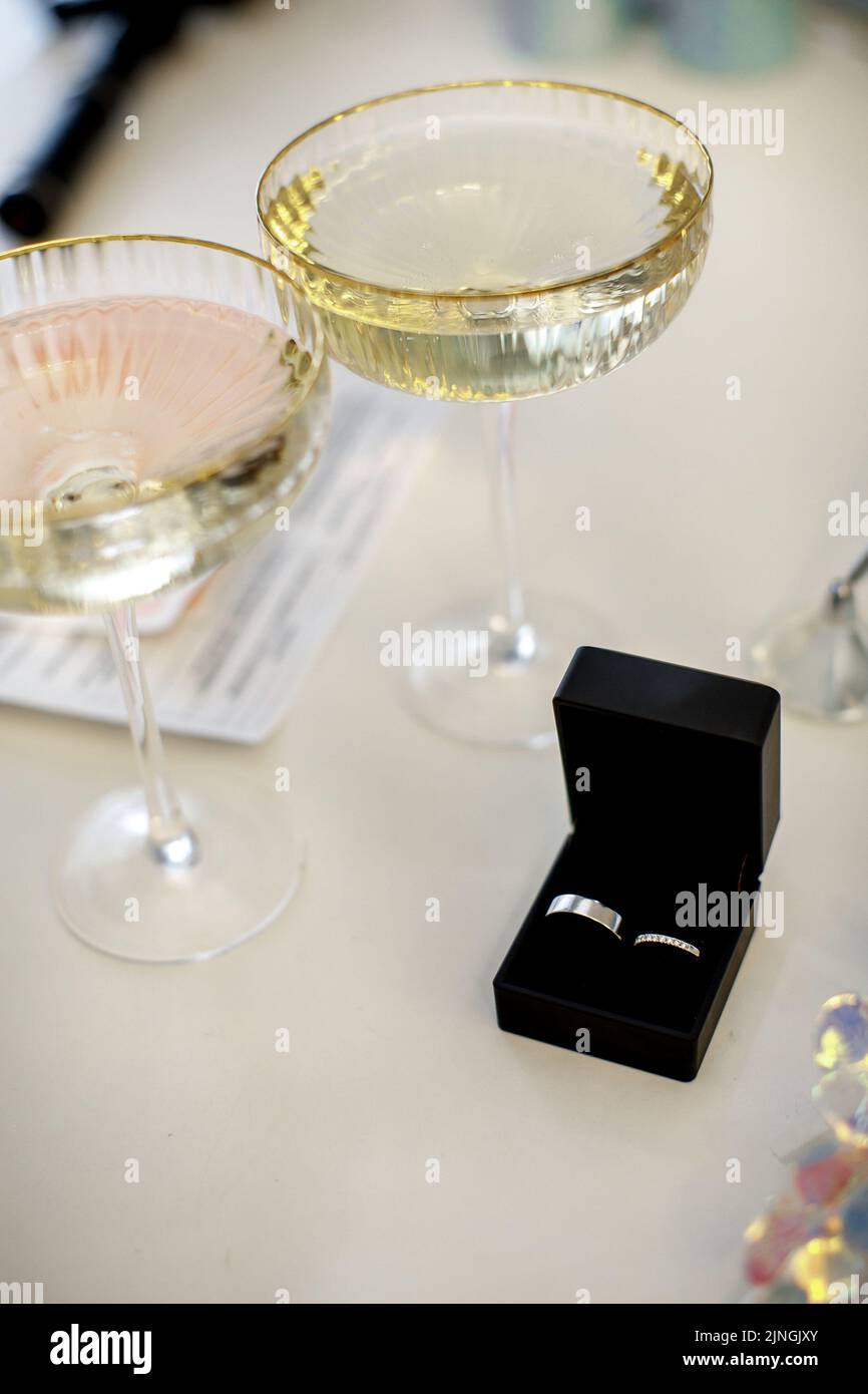 Zwei Eheringe in einer schwarzen Box auf dem Tisch. Stockfoto