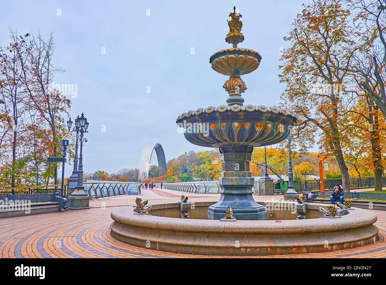 KIEW, UKRAINE - 9. NOV 2022: Historischer Termen-Brunnen im St. Wolodymyr Hill Park vor der Glasbrücke und dem Freiheitsbogen, am 9. Nov in Kiew Stockfoto