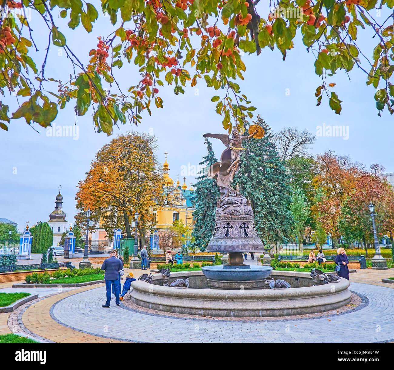 KIEW, UKRAINE - 9. NOV 2022: Der Brunnen des Erzengels Michael im farbigen Herbstpark des Wolodymyr-Hügels mit einem Gebäude der Goldenen Kuppel des Heiligen Michael Stockfoto