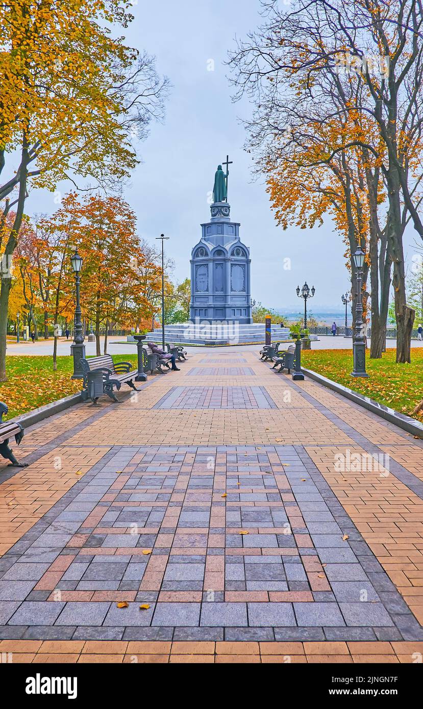 Fußgängerzone vor dem Prinz-Wolodymyr-Denkmal im Park des Wolodymyr-Hügels mit gelben Herbstbäumen, Kiew, Ukraine Stockfoto