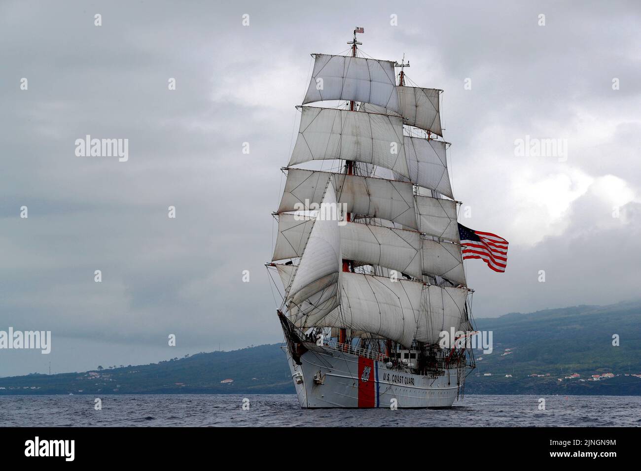 Der US-Küstenwache-Schneider USCGC Eagle Tall-Schiff zeigt volle Segel, als es zum Atlantischen Ozean aufbricht, am 2. Juli 2019 vor der Küste der Azoren. Stockfoto