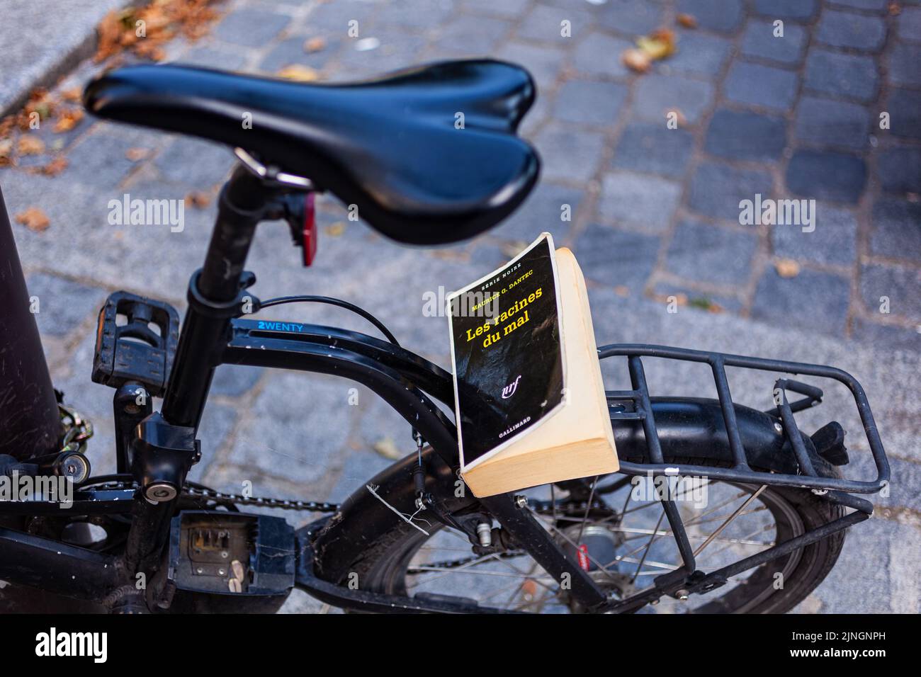 Paris, Frankreich - Juli, 13: Das Buch mit dem Titel Les Racines du mal, auf englisch The Roots of Evil von Maurice G. Dantec auf dem Fahrrad am 13. Juli 2022 Stockfoto