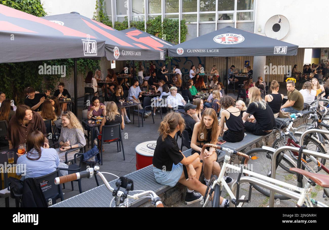 Junge Frauen trinken abends in einer Bar in der Innenstadt im Freien; Beispiel für Vilnius Lifestyle, Vilnius Pub, Vilnius Lithuania Europe Stockfoto