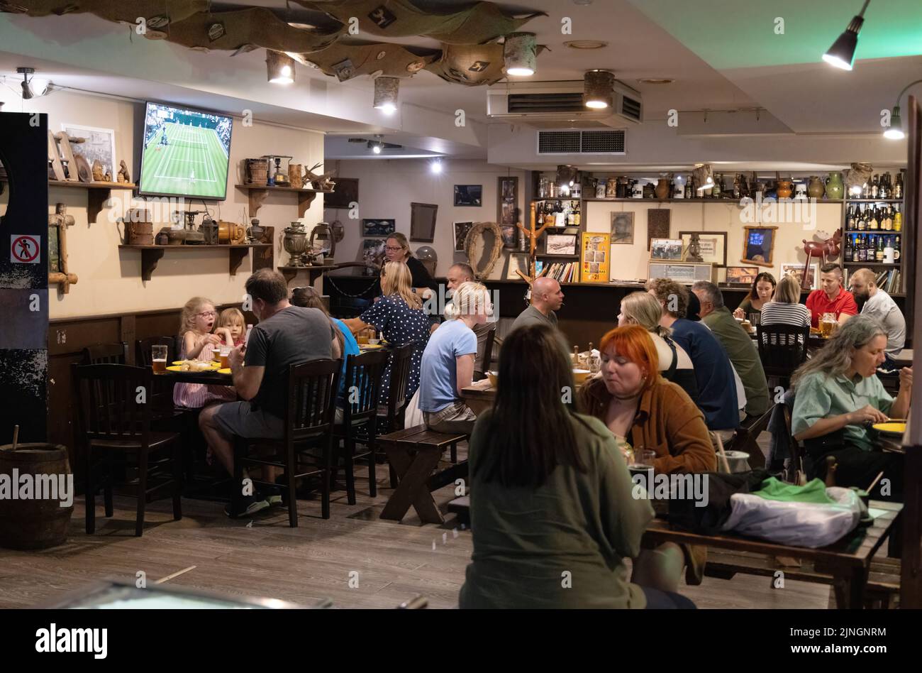 Litauische Lebensart: Abends sitzen und essen Menschen in einer Bar-Inneneinrichtung, in Vilnius, Litauen, den baltischen Staaten, Europa Stockfoto