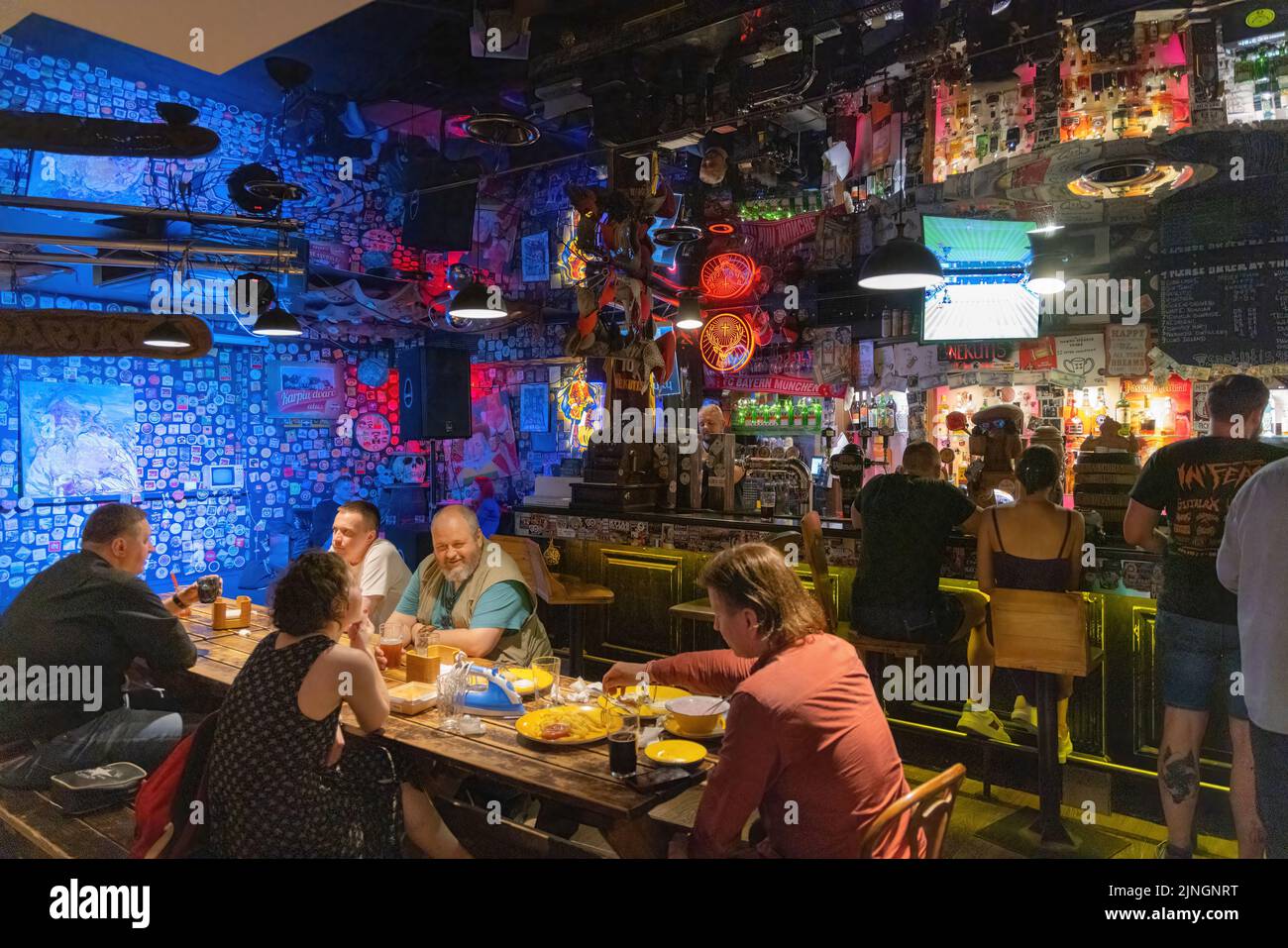 Litauische Lebensart; abends sitzen und essen Menschen in einer Bar, Vilnius, Litauen, Baltikum, Europa Stockfoto