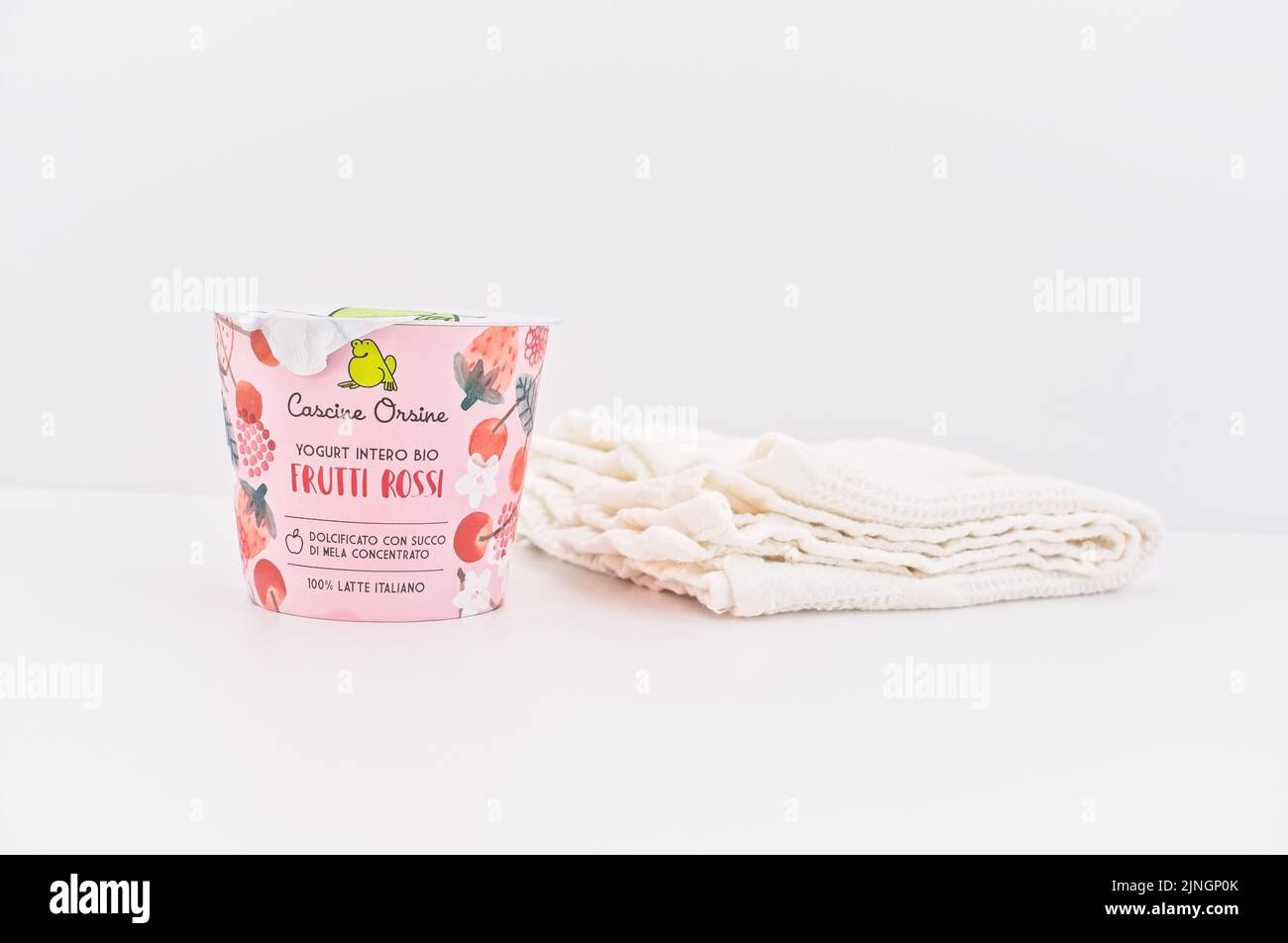 Rote Beeren Bio-Anbau Joghurt-Glas mit Geschirr auf einem weißen Tisch Hintergrund - Ernährung und gesunde Ernährung Konzept Stockfoto