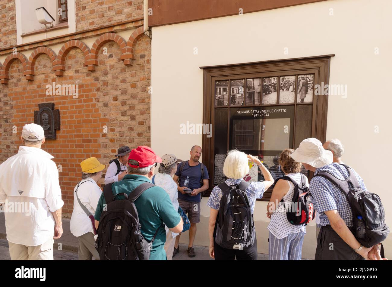 Vilnius Touristen; Reiseleiter gibt eine geführte Tour, das jüdische Viertel, Vilnius Altstadt, Vilnius Litauen Europa Stockfoto