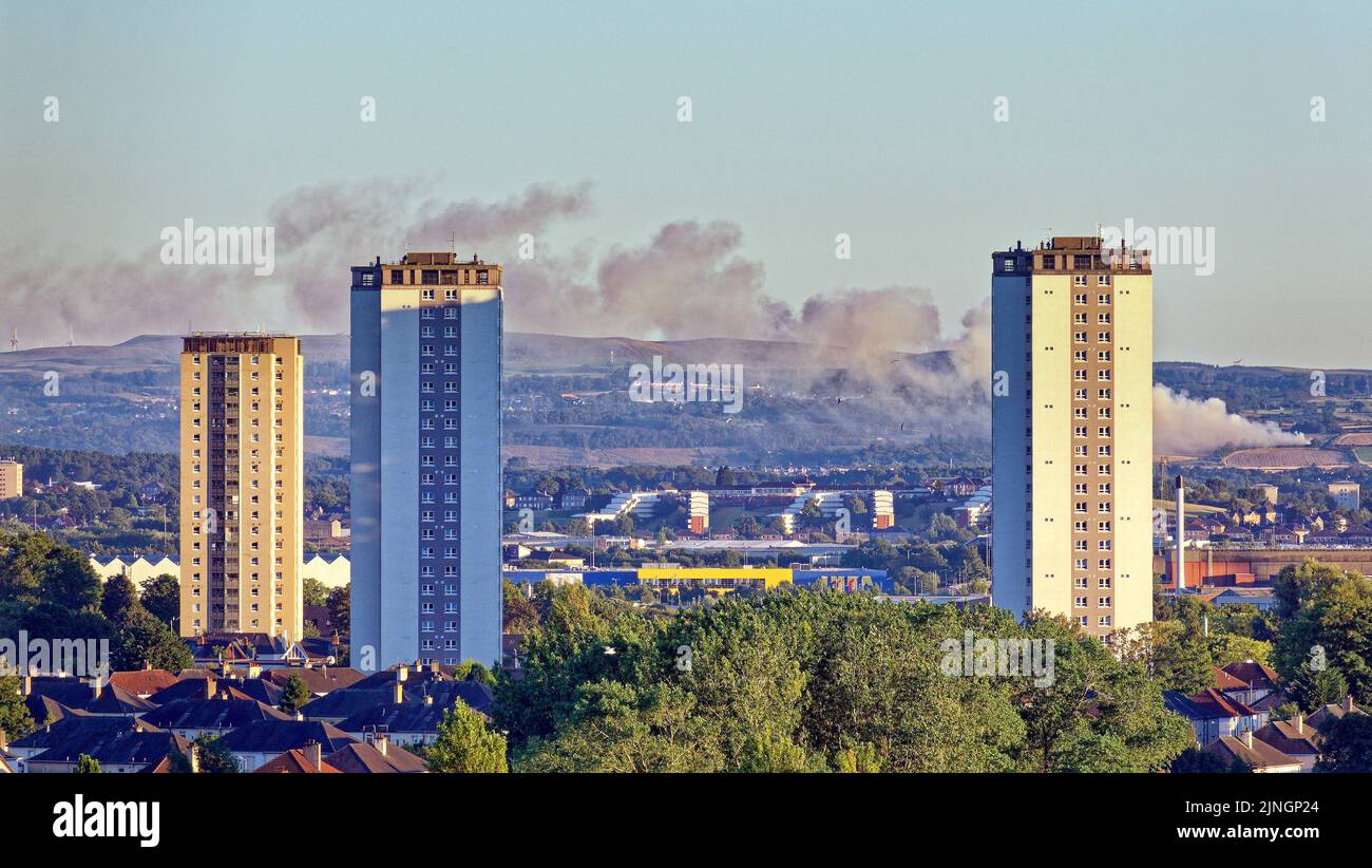 Glasgow, Schottland, Großbritannien. 11. August 2022. Wetter in Großbritannien: Bei sonnigem Wetter wurde das erste Waldfeuer im Süden der Stadt im Darnley Park Country Park ausgelöst, als das aride Gras eine Rauchwolke in Richtung des südlichen Zentrums der Stadt verursachte, das aus fünf Meilen Entfernung abgebildet wurde. Quelle: gerard Ferry/Alamy Live News Stockfoto