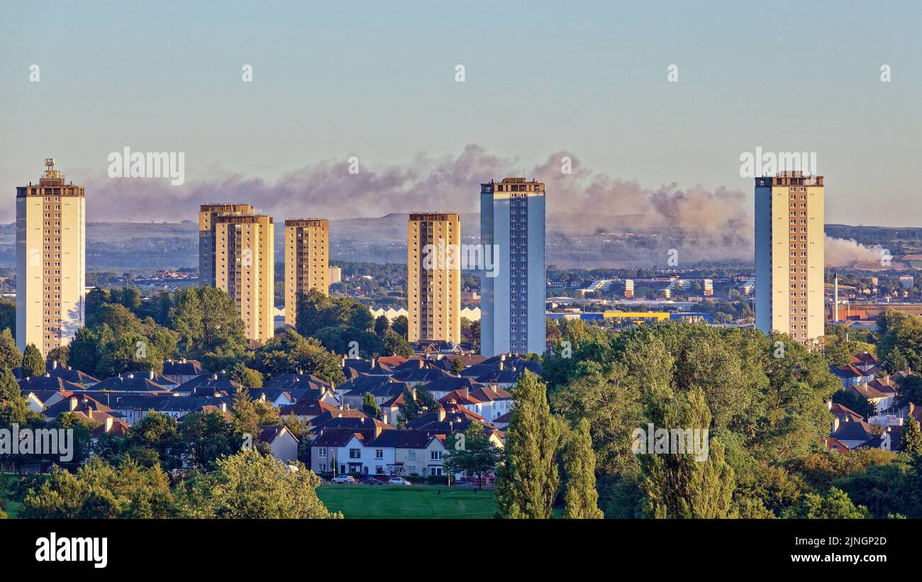 Glasgow, Schottland, Großbritannien. 11. August 2022. Wetter in Großbritannien: Bei sonnigem Wetter wurde das erste Waldfeuer im Süden der Stadt im Darnley Park Country Park ausgelöst, als das aride Gras eine Rauchwolke in Richtung des südlichen Zentrums der Stadt verursachte, das aus fünf Meilen Entfernung abgebildet wurde. Quelle: gerard Ferry/Alamy Live News Stockfoto