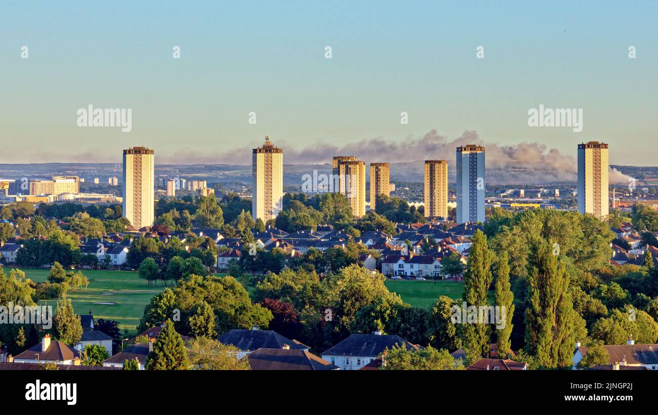 Glasgow, Schottland, Großbritannien. 11. August 2022. Wetter in Großbritannien: Bei sonnigem Wetter wurde das erste Waldfeuer im Süden der Stadt im Darnley Park Country Park ausgelöst, als das aride Gras eine Rauchwolke in Richtung des südlichen Zentrums der Stadt verursachte, das aus fünf Meilen Entfernung abgebildet wurde. Quelle: gerard Ferry/Alamy Live News Stockfoto