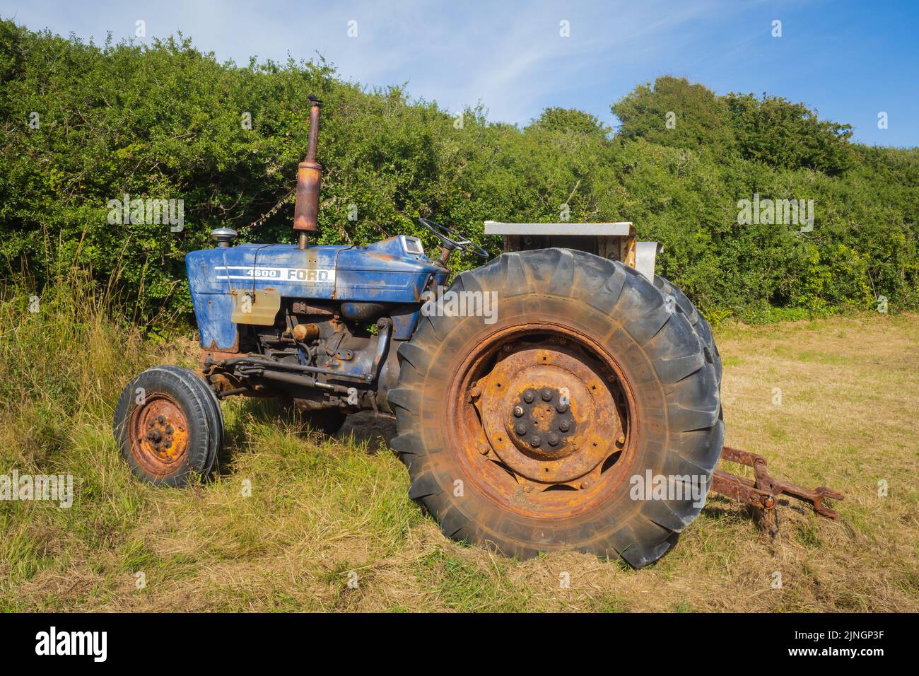 06.08.2022 Aberdaron, Llyn Peninsula, Gwynedd, North Wales, Großbritannien. Vintage blauer ford Traktor in der Nähe von Aberdaron in nordwales Stockfoto