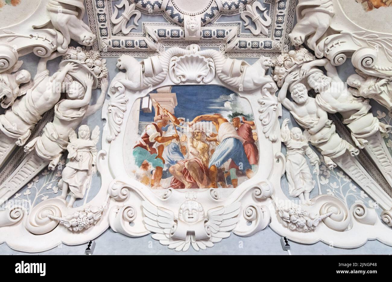 Kloster und Kirche Pazaisnis, Kaunas Litauen. Bemalte Decke und Marmorskulptur, (Detail); Pazisnis Kaunas Litauen Stockfoto