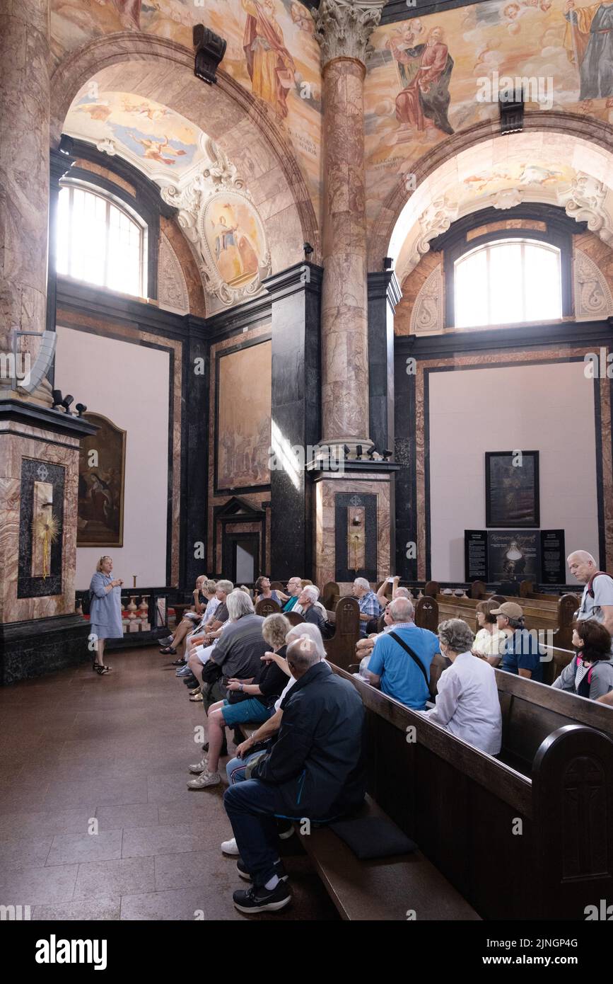 Reiseleiter, der eine Führung für Touristen, das Innere, das Kloster und die Kirche von Pazislas, Kaunas, Litauen Europa gibt Stockfoto