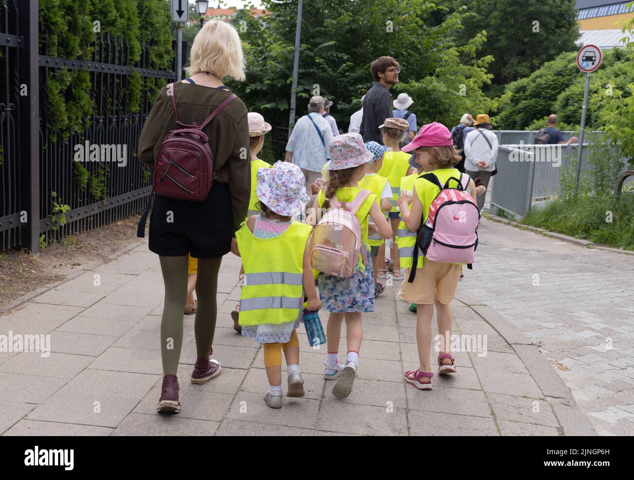 Litauische Kinder; Eine Gruppe von Grundschulkindern im Alter von 5-7 Jahren, die mit ihrem Lehrer in Vilnius, Litauen, Europa, spazieren gehen Stockfoto