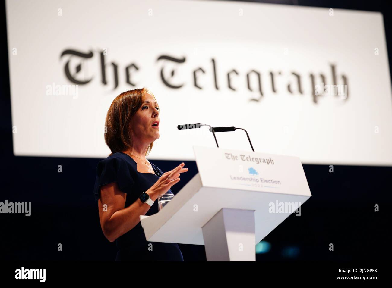Camilla Tominey, Mitherausgeberin des Daily Telegraph, spricht bei einer Hustings-Veranstaltung in Cheltenham im Rahmen der Kampagne von Rishi Sunak und Lizz Truss, Vorsitzender der Konservativen Partei und nächster Premierminister zu sein. Bilddatum: Donnerstag, 11. August 2022. Stockfoto