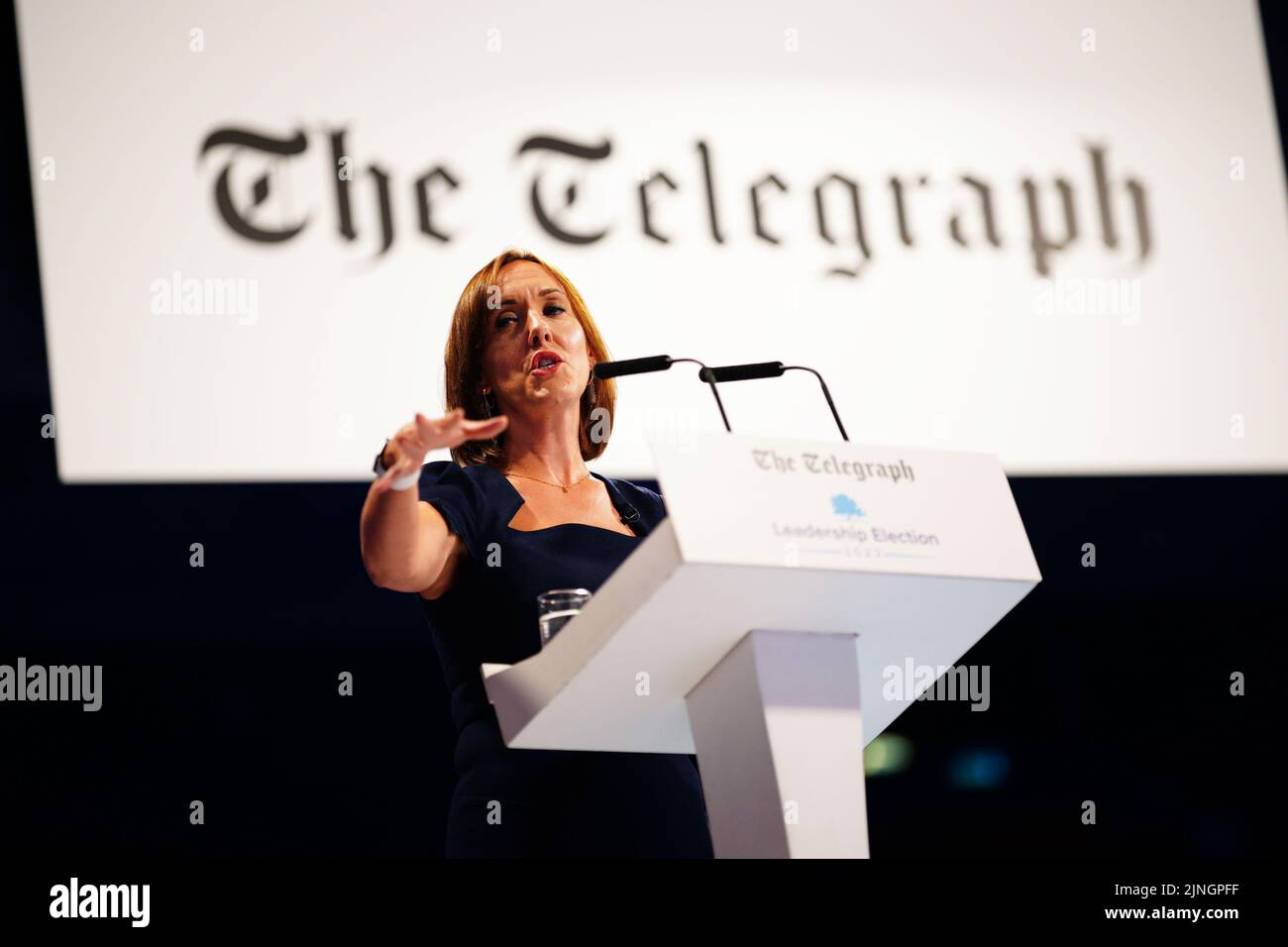 Camilla Tominey, Mitherausgeberin des Daily Telegraph, spricht bei einer Hustings-Veranstaltung in Cheltenham im Rahmen der Kampagne von Rishi Sunak und Lizz Truss, Vorsitzender der Konservativen Partei und nächster Premierminister zu sein. Bilddatum: Donnerstag, 11. August 2022. Stockfoto