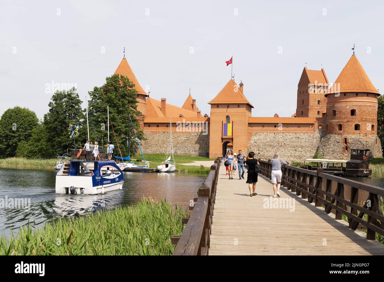 Litauen Touristen; Touristen besuchen Trakai Castle, eine restaurierte Burg aus dem 15.. Jahrhundert auf einer Insel im See Galve; Trakai, Litauen Europa Stockfoto