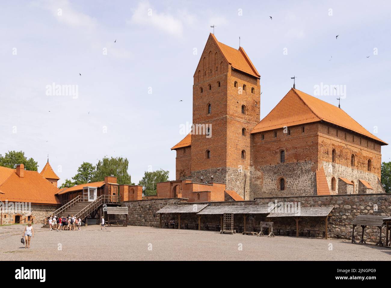 Trakai Castle, eine restaurierte Burg aus dem 15.. Jahrhundert auf der Insel Trakai; - der Innenhof mit dem Berghof und dem Herzogspalast; Trakai, Litauen Europa Stockfoto
