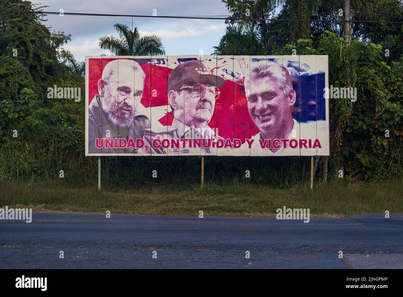 CIENFUEGOS - JANUAR 5: Altes Revolutionsschild noch sichtbar auf dem Weg nach Havanna. Stockfoto