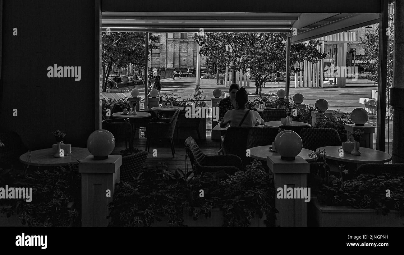 Sommer Café im Freien. Straßencafé im Stadtzentrum von Moskau Russland. Leben in der Sommerstadt, Schwarz-Weiß-Fotografie Stockfoto