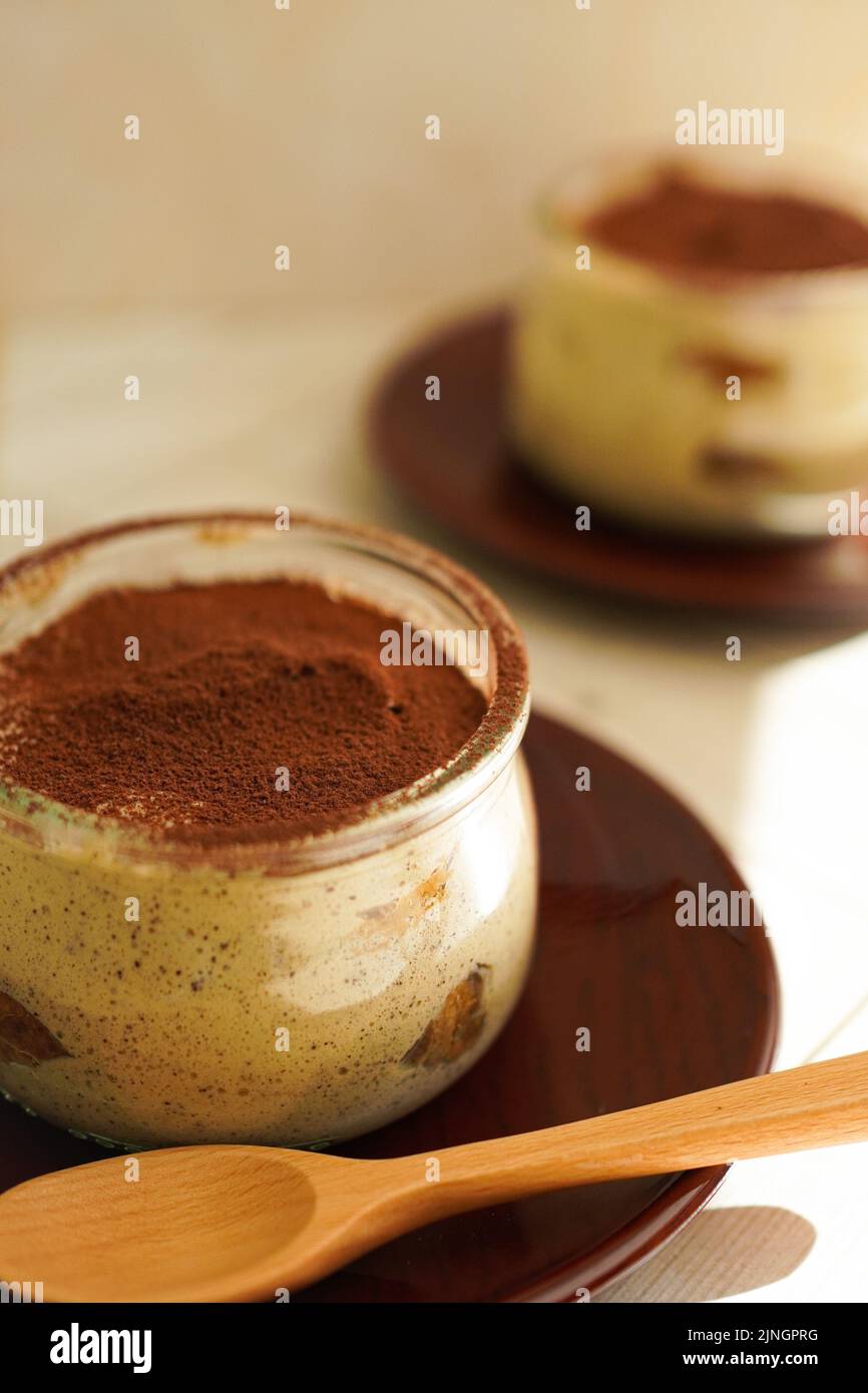 Italienisches Dessert Tiramisu mit Schokoladenpulver Stockfoto