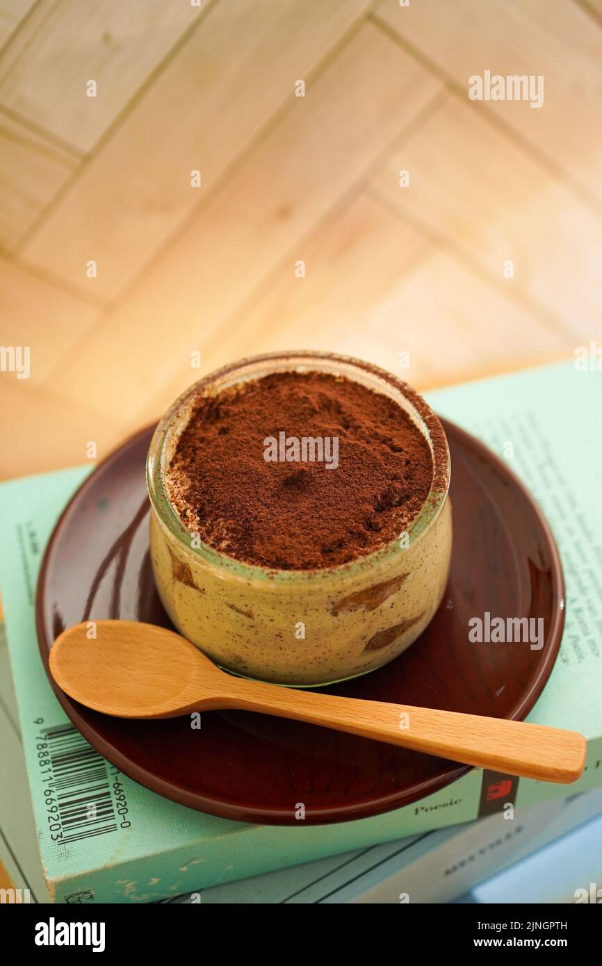 Italienisches Dessert Tiramisu mit Schokoladenpulver Stockfoto
